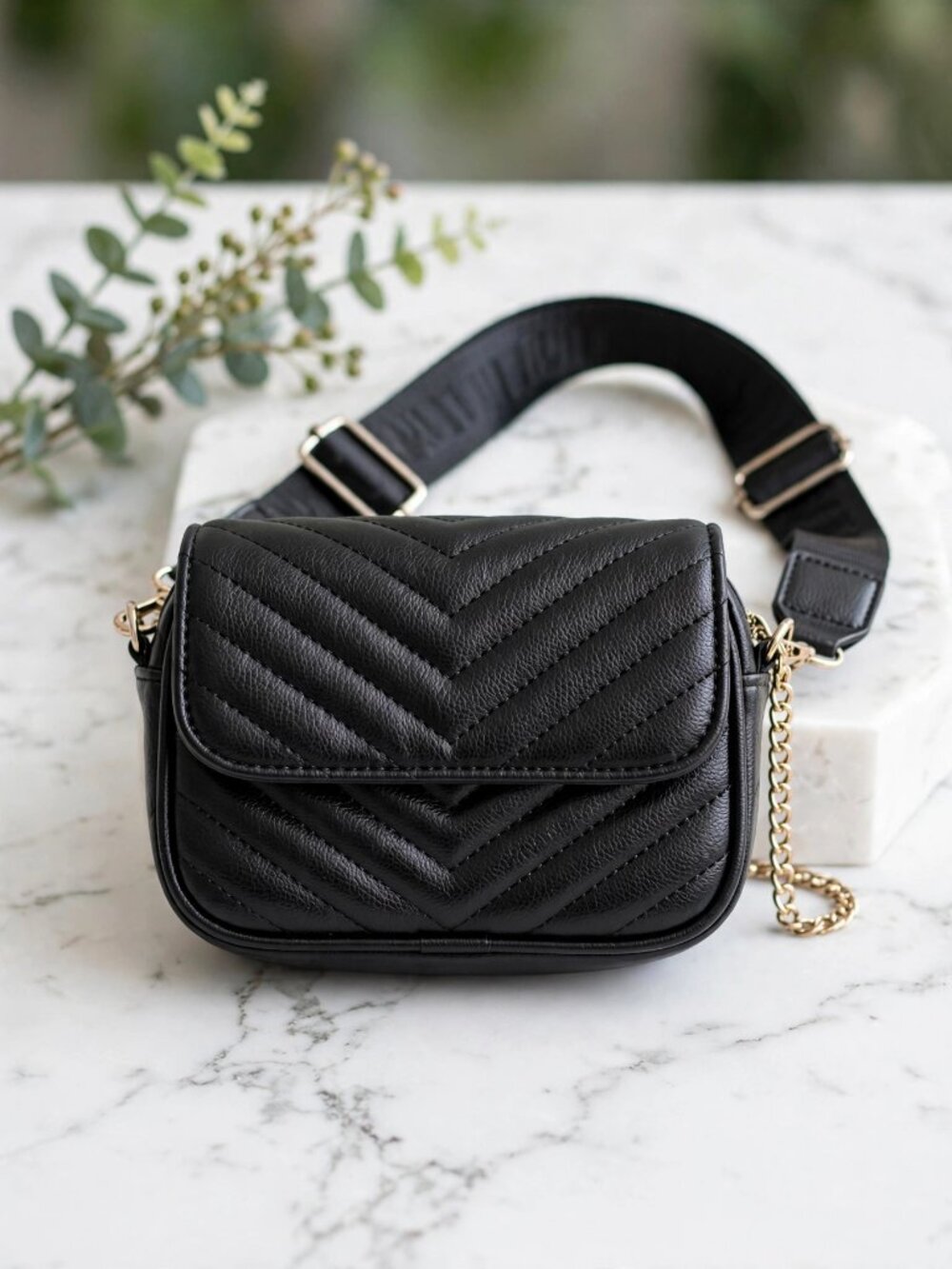 Madden NYC Black Quilted Crossbody Bag Gold Chain Strap Purse